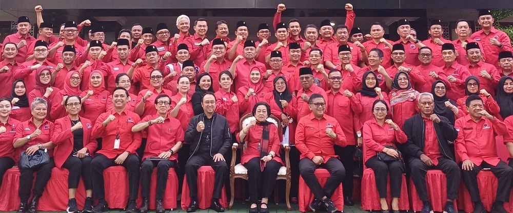 Ketua Umum PDI-P Megawati Soekarnoputri foto bersama jajaran pengurus DPP dan 177 kadernya yang terpilih sebagai kepala daerah di Sekolah Partai, Jakarta Selatan, Rabu (19/2/2025).