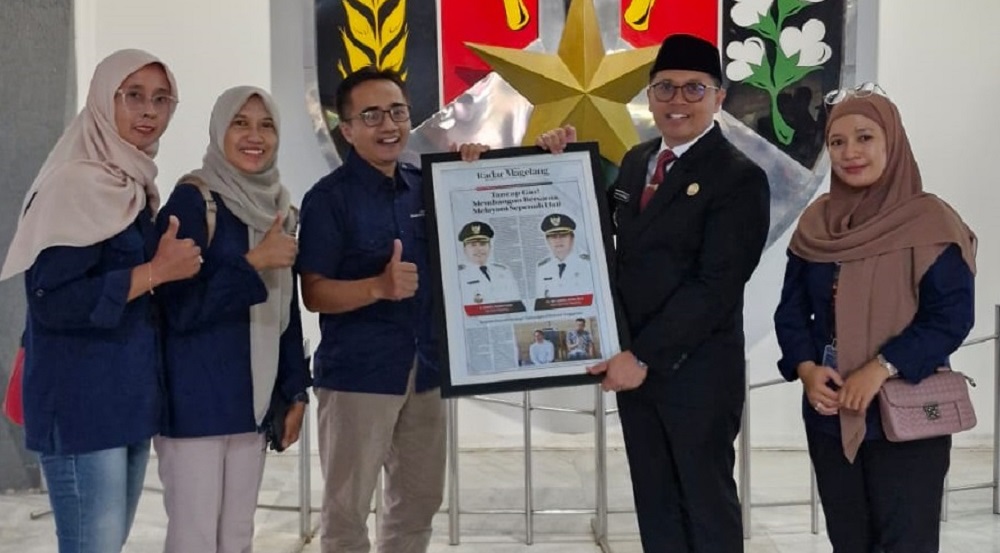 Pemimpin Redaksi Jawa Pos Radar Magelang Arif Riyanto bersama Kepala Biro Lis Retno Wibowo dan jajaran saat memberikan ucapan selamat kepada Wali Kota Magelang Damar Prasetyono usai sertijab, Jumat.