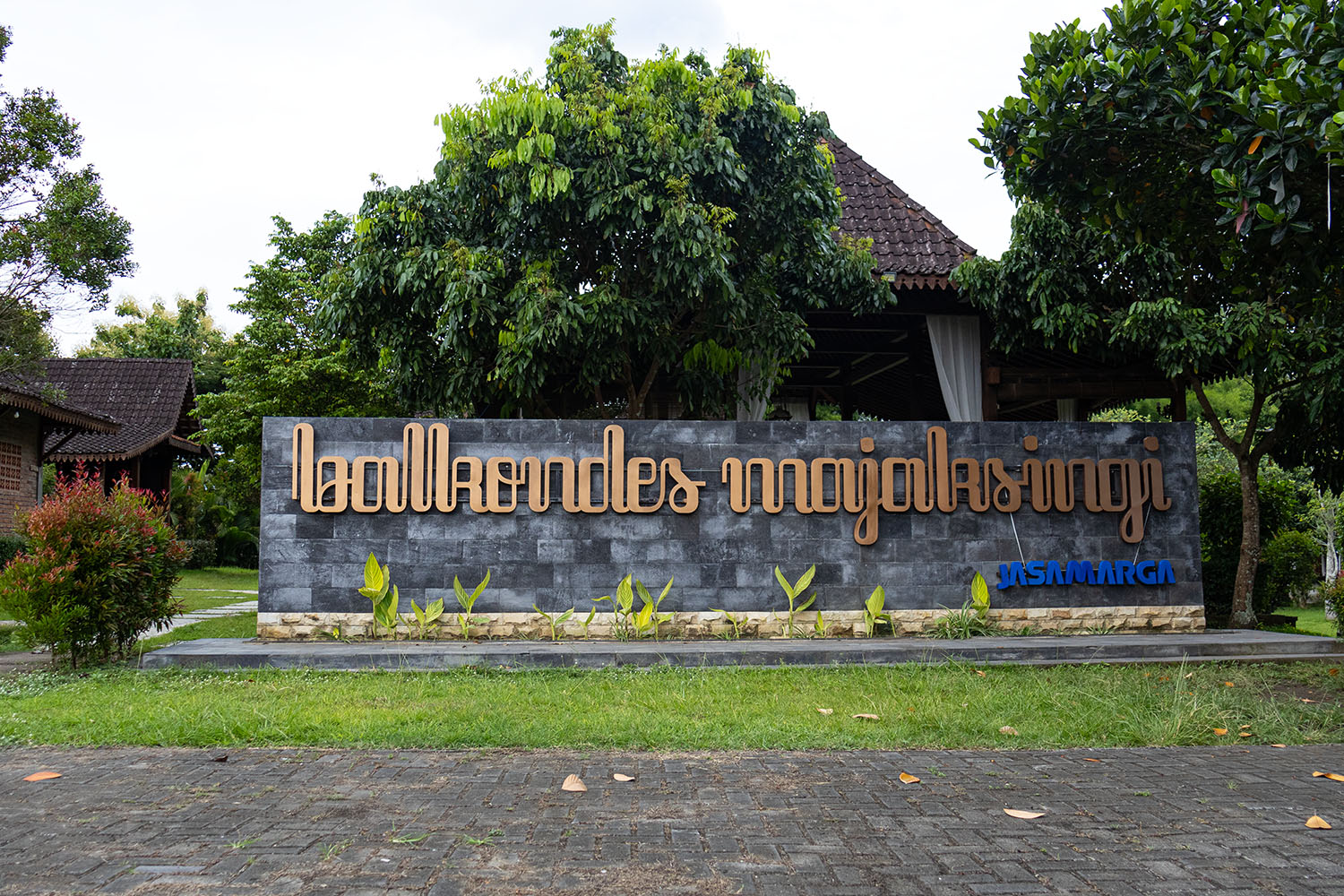 Balkondes Majaksingi, tampak depan.