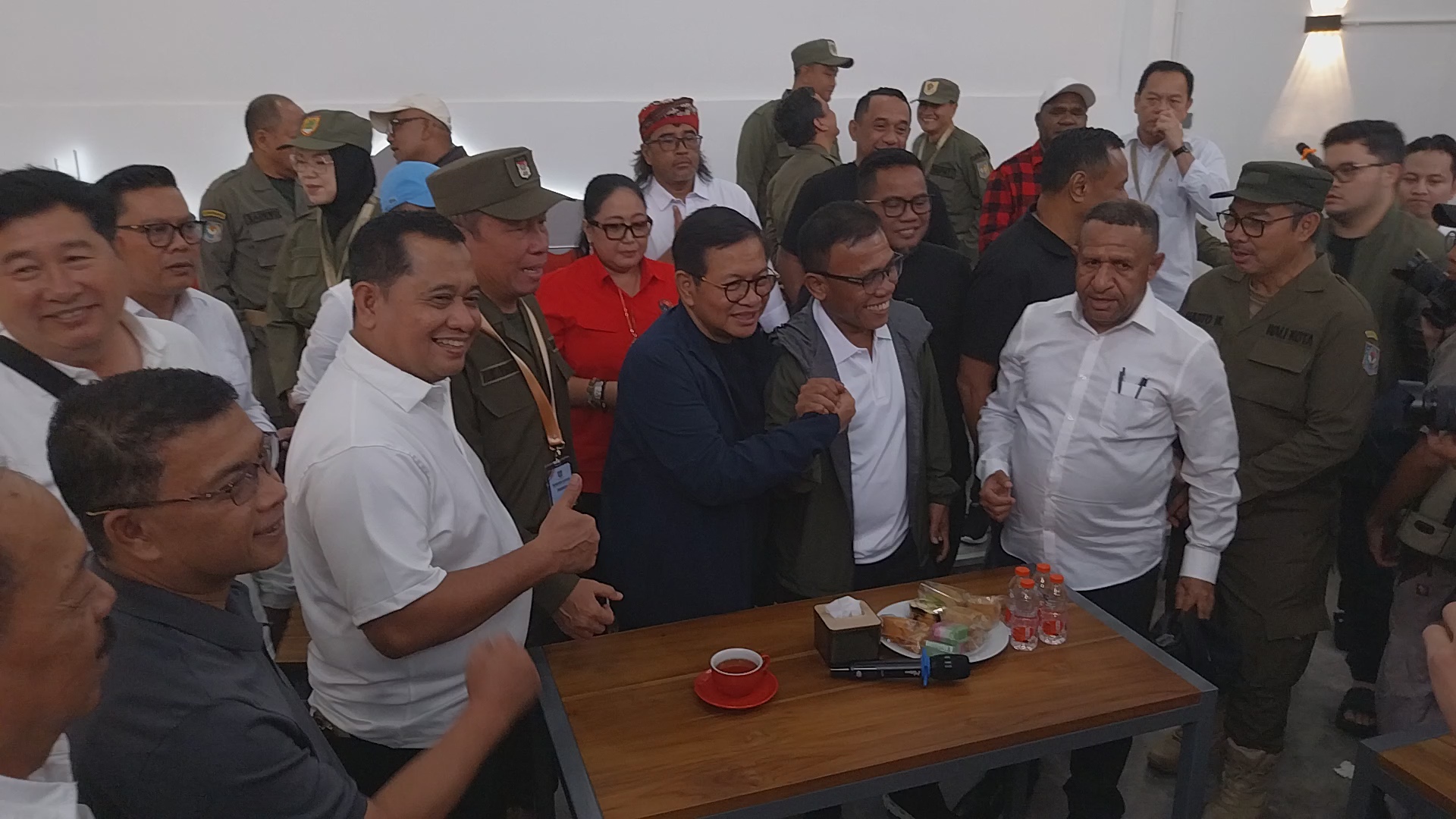 Para kepala daerah kader PDIP berkumpul di salah satu kafe di Magelang,  Sabtu (22/2/2025). Mereka akan masuk ke retret di Akmil tunggu intruksi ketua umum.