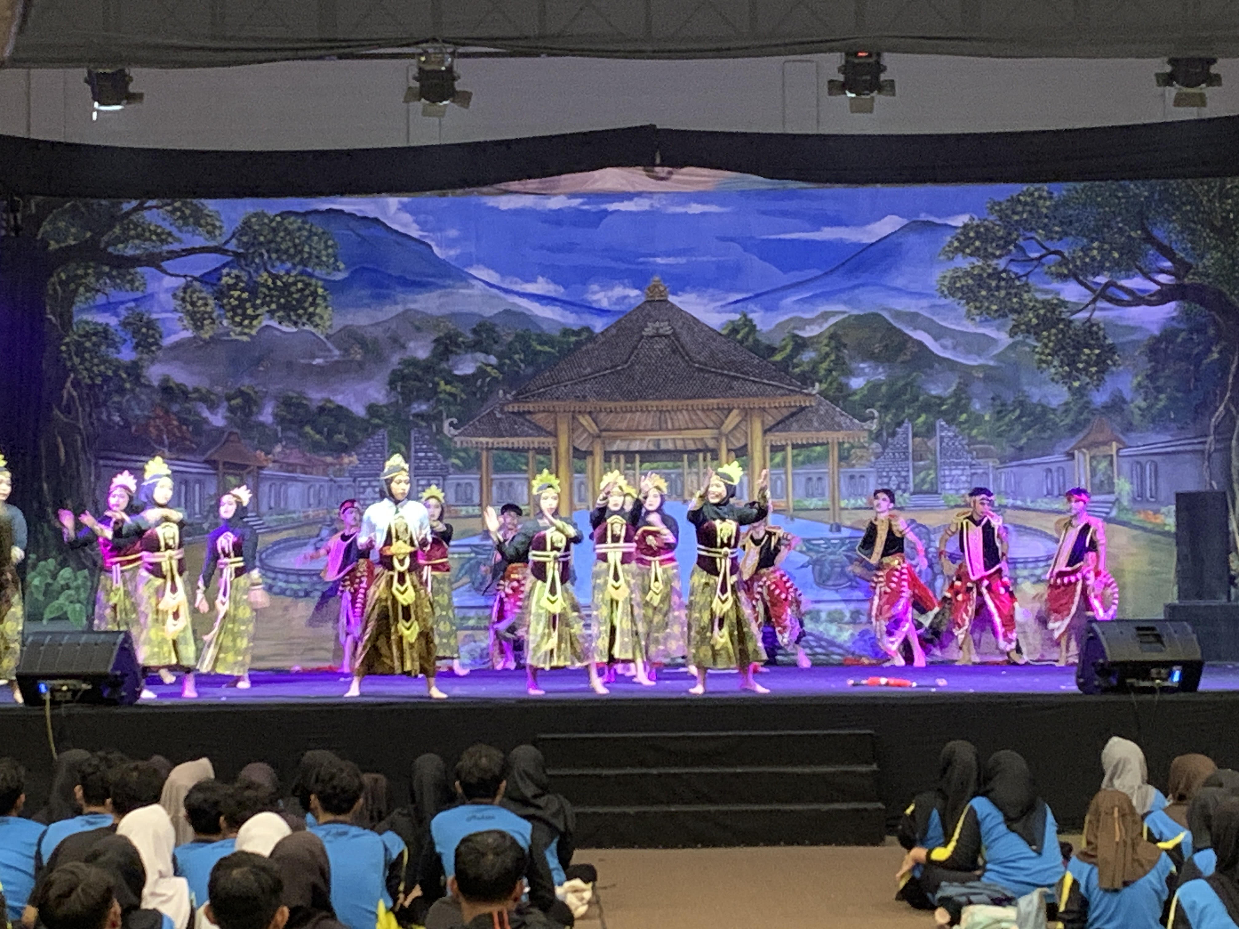 Siswa-siswi SMA Muhammadiyah 1 Temanggung unjuk kebolehan menampilkan budaya daerah di Gedung Sasana Budaya, Sabtu (22/2/2025).