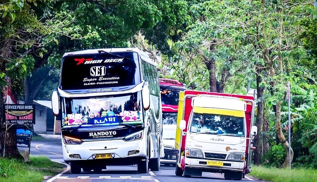 PO Handoyo masih tetap berdiri tegap untuk mengangkut pengguna setia bus.