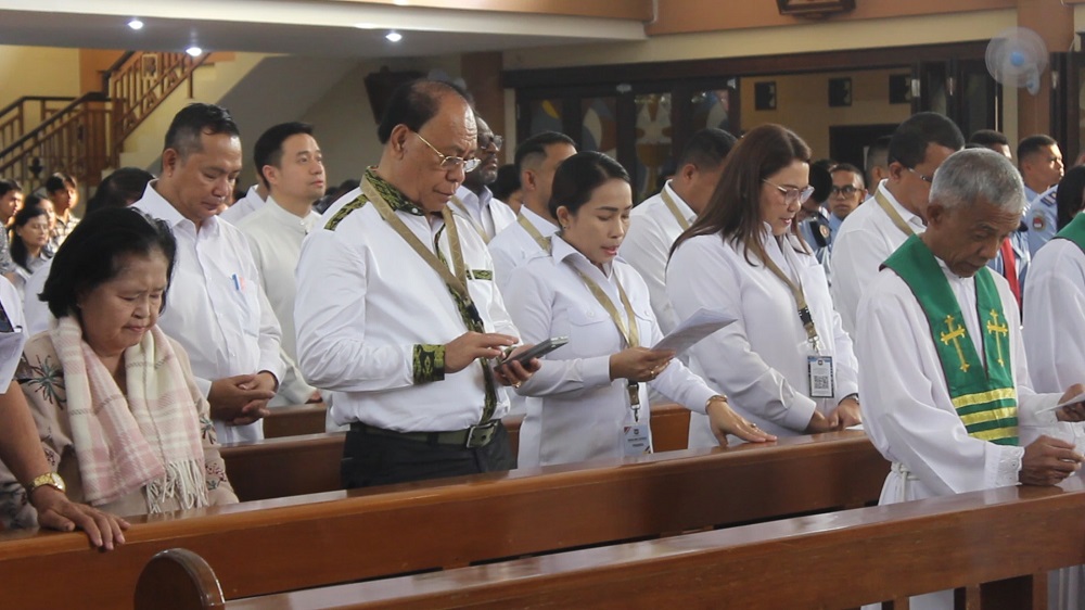 Kepala daerah peserta retret yang beragama Katolik menjalankan ibadah di&nbsp;Gereja Katolik Santo Mikael Panca Arga, Minggu (23/2/2025).  &nbsp;