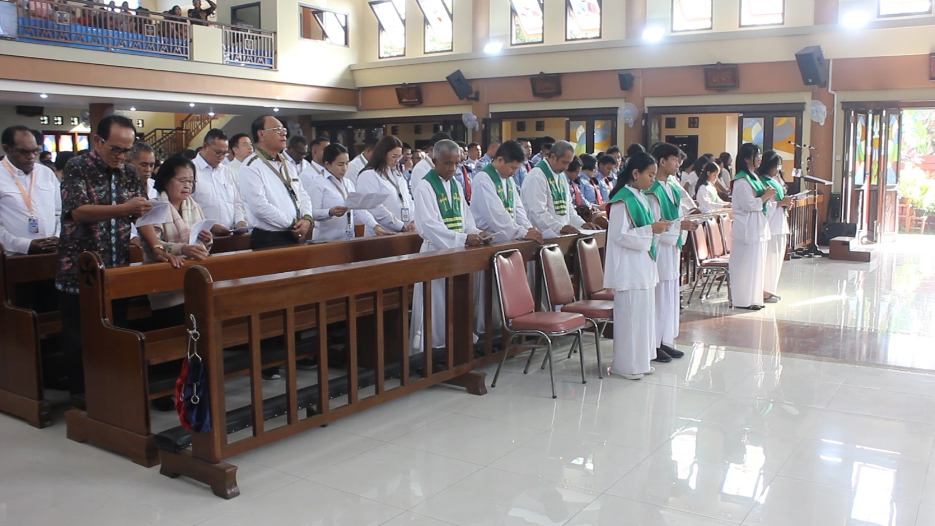 Kepala daerah yang beragama Katolik menjalankan ibadah di Gereja Katolik Santo Mikael Panca Arga, Minggu (23/2/2025).