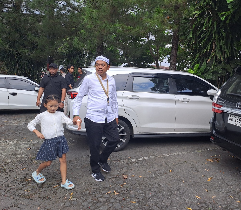 Gubernur Jawa Barat Dedi Mulyadi menggandeng putrinya di sela jam istirahat&nbsp; kegiatan orientasi kepemimpinan (retret) di komplekS Akmil Magelang, Minggu (23/2/2025)
