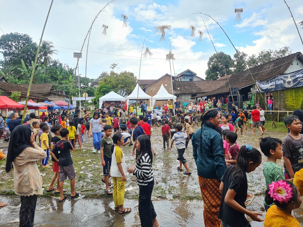 Warga tampak gembira mengikuti tradisi Bajong Banyu di Desa Banjarnegoro,&nbsp;Kecamatan Mertoyudan, Kabupaten Magelang, Minggu (23/2/2025).