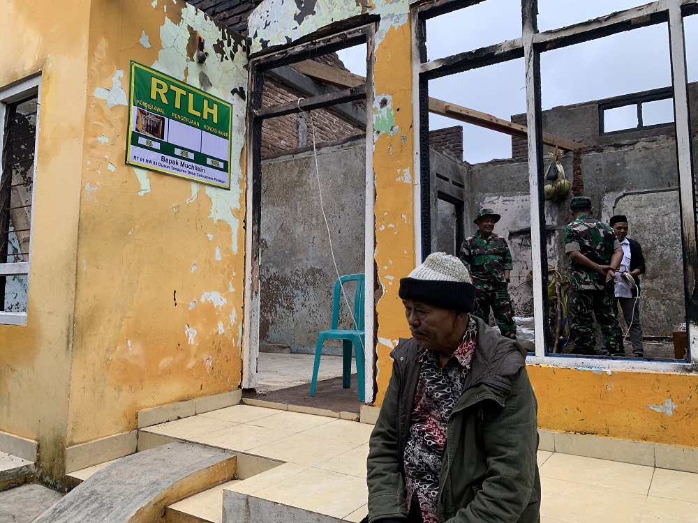 Baznas Temanggung saat meninjau rumah korban bencana kebakaran di Desa Caturanom, Parakan.