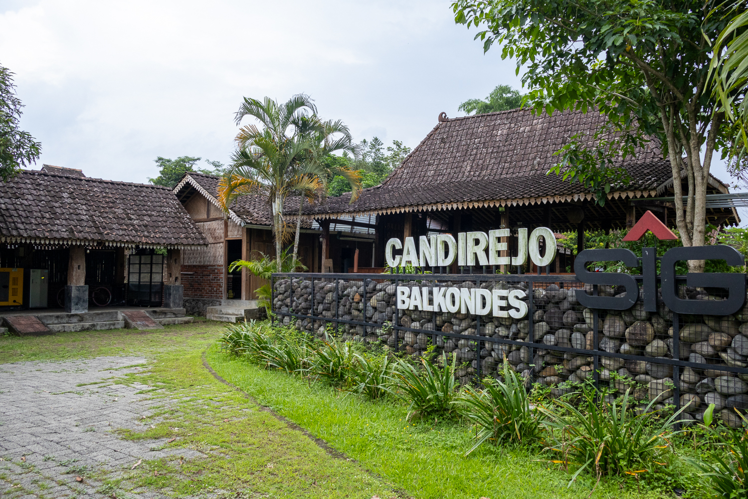 Tulisan Balkondes Candirejo di sebelah jelan masuk.