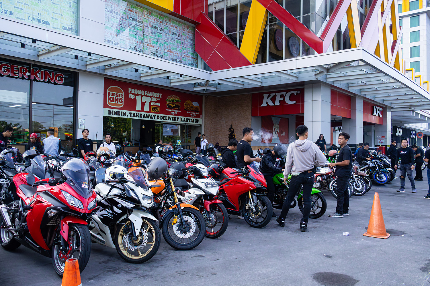 Puluhan motor milik komunitas pecinta otomotif terparkir di depan Armada Town Square Mall pada Minggu.