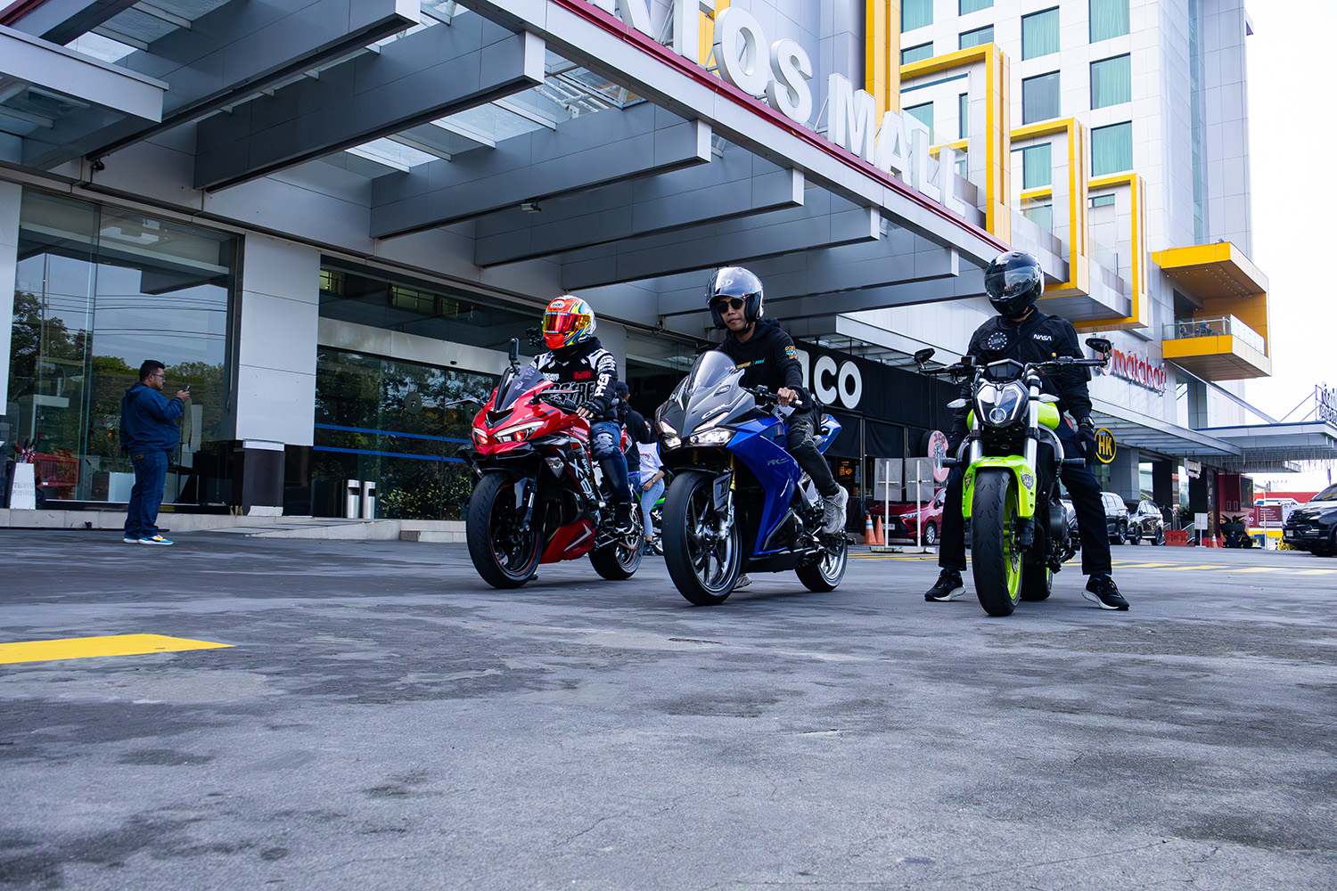 Pemotor berpose untuk difoto bersama  dengan motor kesayangan.