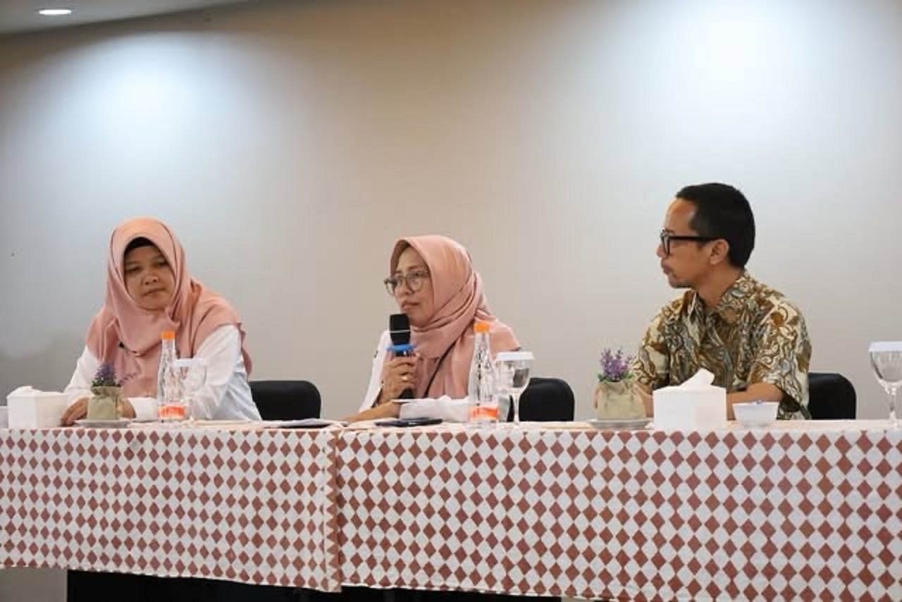 Kepala Dinkes Temanggung dr Intan Pandanwangi (tengah) meminta masyarakat untuk melakukan pemberantasan sarang nyamuk (PSN) secara mandiri.