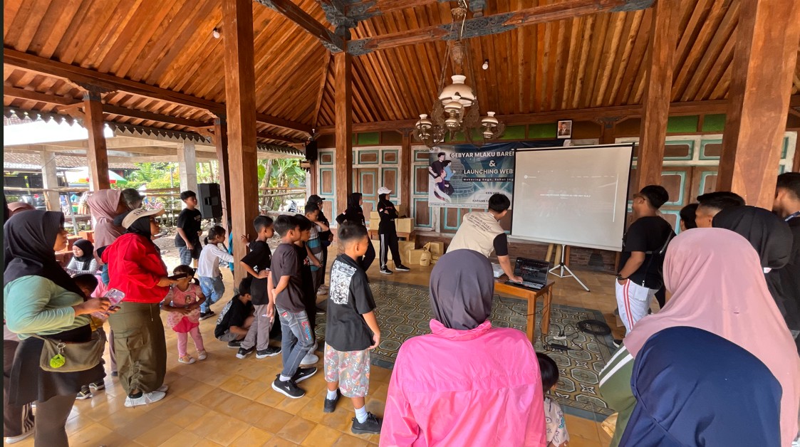 KKN Reguler 138 Universitas Ahmad Dahlan saat launching website profil Dusun Kretek 1, Desa Karangrejo, Borobudur, Magelang di sela kegiatan jalan sehat.