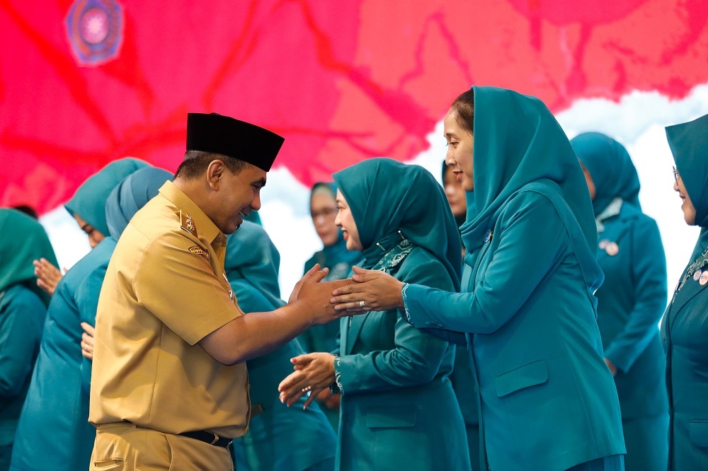 Wakil Gubernur Jateng Taj Yasin Maimoen memberikan ucapan selamat kepada Ketua Tim Penggerak PKK Kabupaten Magelang Dian Grengseng Pamuji.