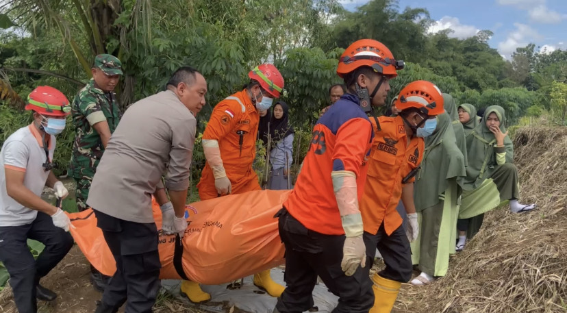 Jenazah warga Gondosuli dievakuasi oleh petugas setelah ditemukan di aliran Kali Kedu, Desa Candimulyo, Kecamatan Kedu, Temanggung Selasa (25/2/2025).