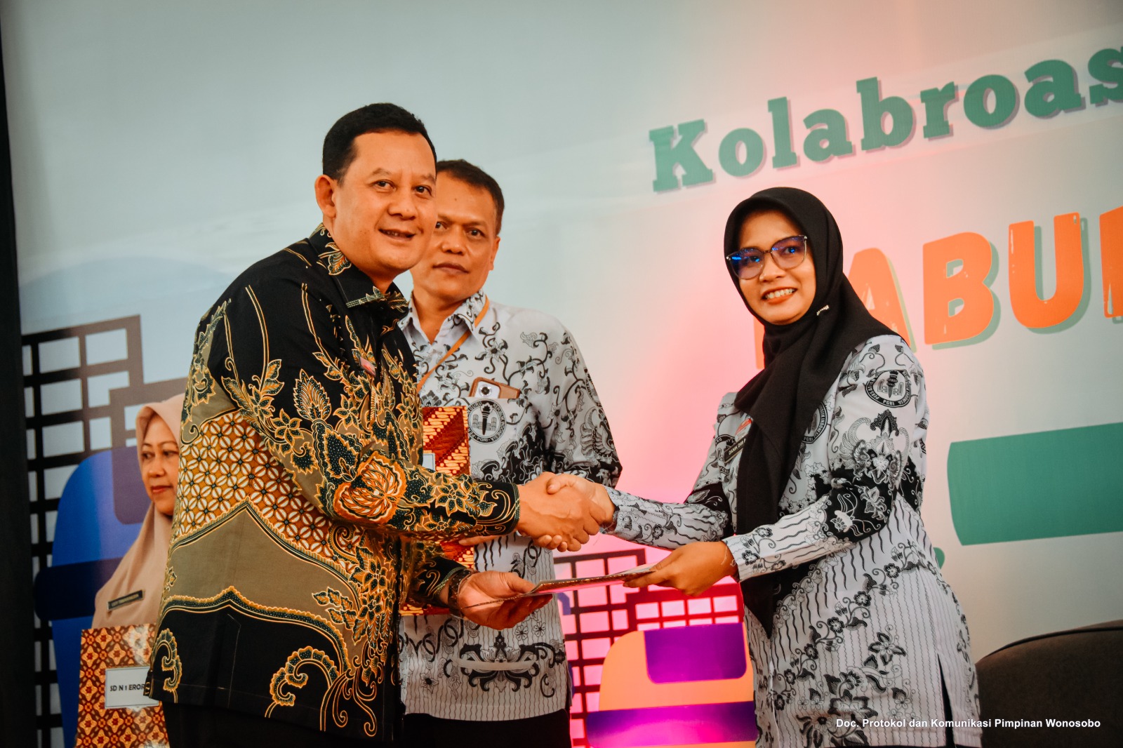 Wakil Bupati Wonosobo Amir Husein menyerahkan penghargaan dalam acara Hari Peduli Sampah Nasional 2025 di Sasana Adipura Kencana, Selasa (25/2/2025).