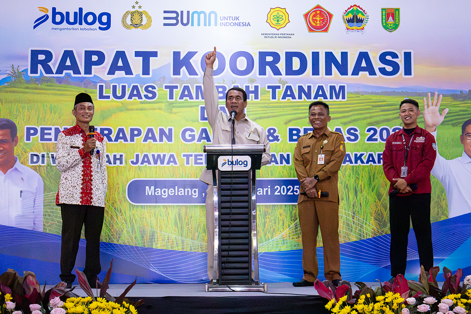 Menteri Pertanian, Amran Sulaiman (tengah) sedang berpidato dalam acara Rapat Koordinasi di Gudang Bulog Danurejo.