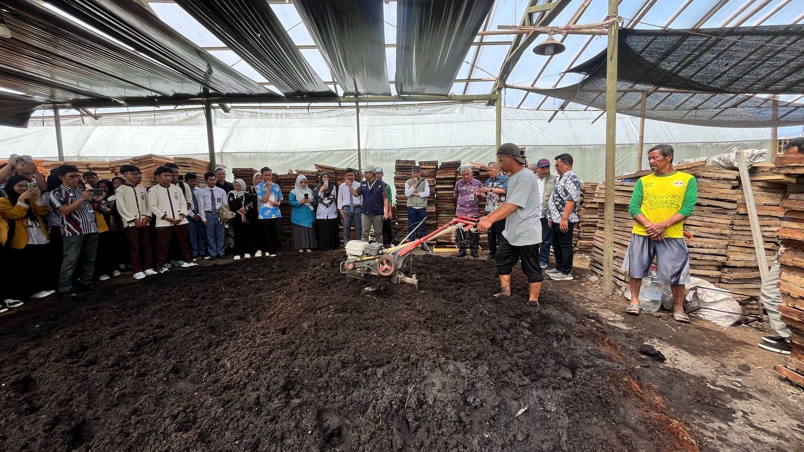 Siswa SMA/SMK sederajat di Kabupaten Wonosobo mendapatkan pembelajaran teknologi pertanian masa kini di green house Rojoimo dan Kebun Belajar Tani Pemkab Wonosobo, Selasa (25/2/2025).