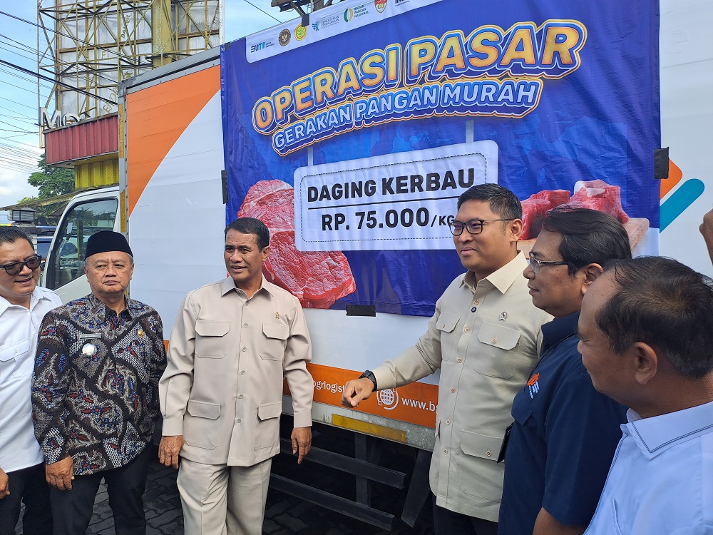 Menteri Pertanian Andi Amran Sulaiman mengecek langsung operasi pasar pangan murah di Kantor Pos Indonesia Cabang Kota Magelang, Selasa (25/2/2025).