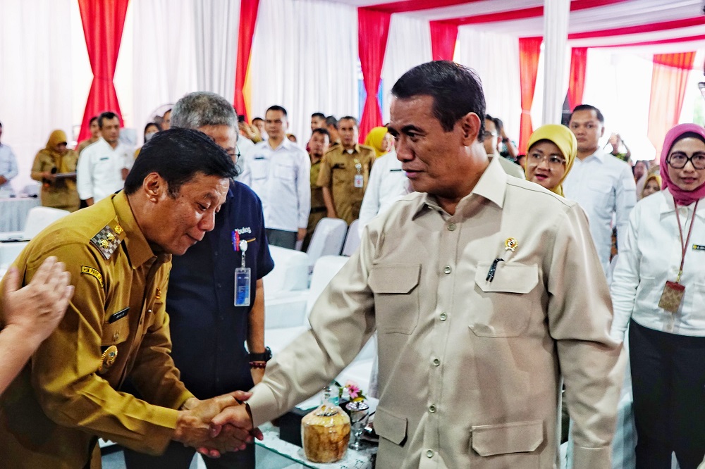 Wakil Bupati Magelang Sahid bersalaman dengan Menteri Pertanian Andi Amran Sulaiman di sela rapat koordinasi luas tambah tanam dan penyerapan gabah dan beras tahun 2025.