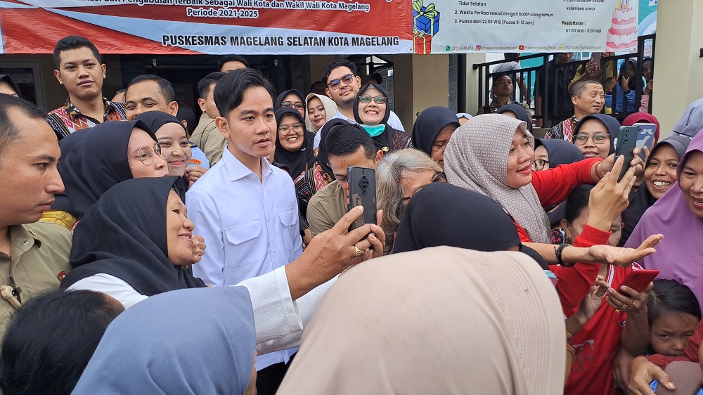 Wakil Presiden Gibran Rakabuming Raka diajak foto warga saat meninjau langsung cek kesehatan gratis di Puskesmas Magelang Selatan, Rabu (26/2/2025).
