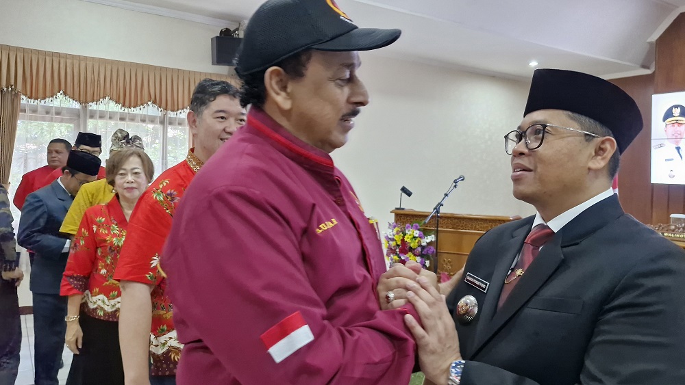 Ketua KONI Kota Magelang Ali Sobri Sungkar menyelamati Wali Kota Magelang Damar Prasetyono.