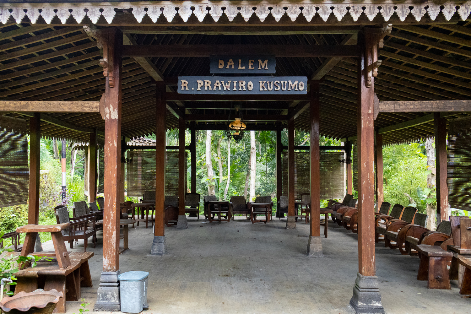 Kondisi salah satu pendopo Balkondes Kenalan, tampak kurang terawat.