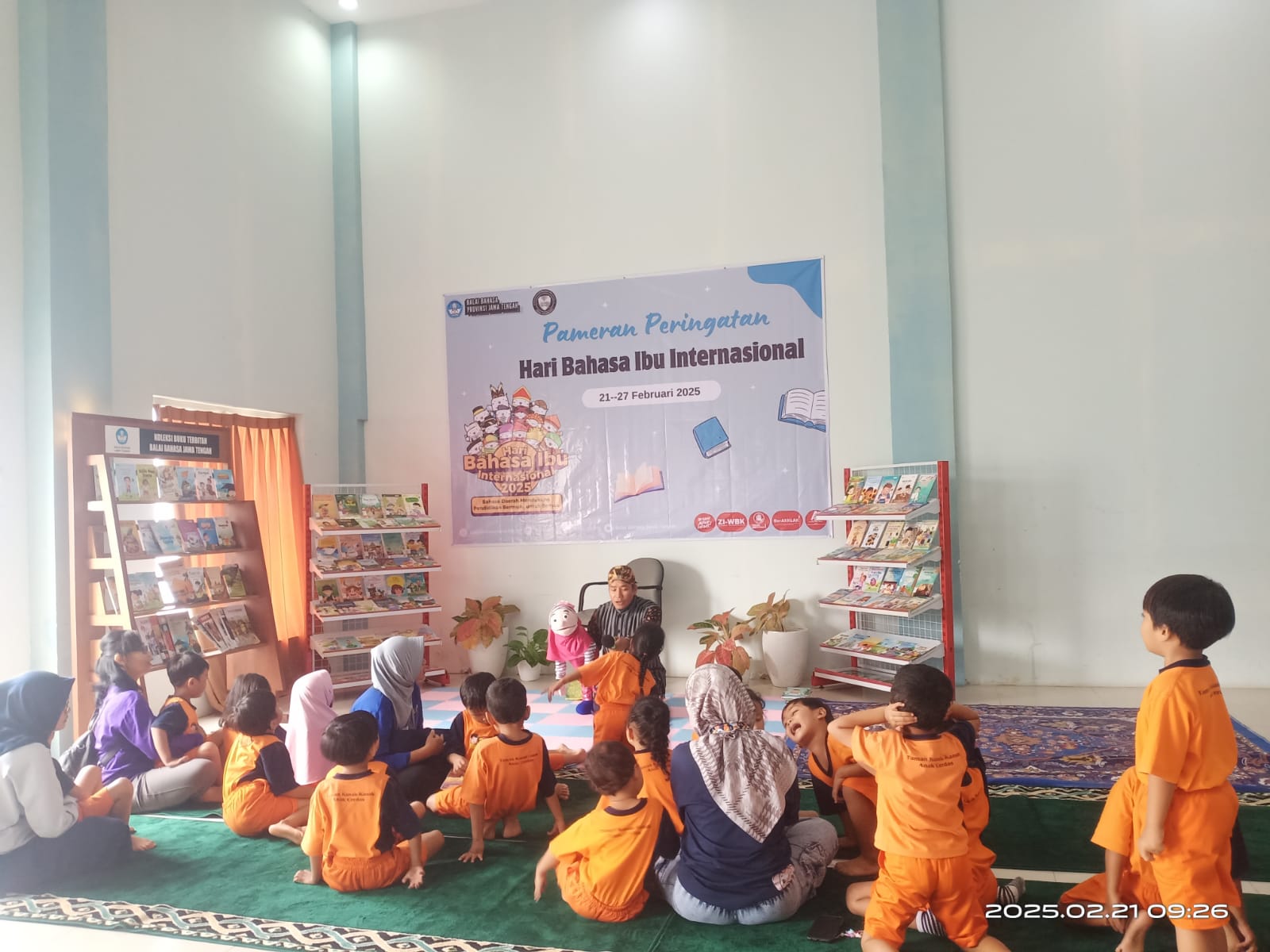 Anak-Anak mendengarkan dongeng berbahasa Jawa dan pameran buku di Balairung Balai Bahasa Provinsi Jawa Tengah