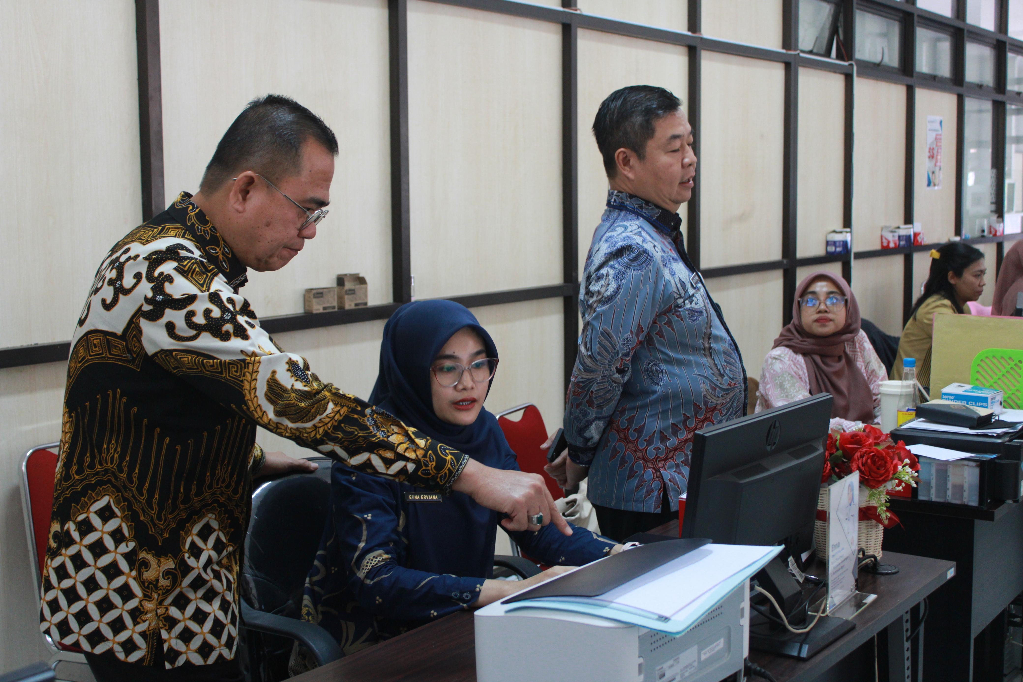 Dirjen Dukcapil Teguh Setyabudi bersama jajaran saat berkunjung ke kantor Dindukcapil Temanggung, Selasa (25/2/2025).