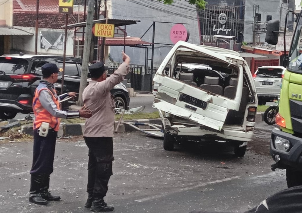 Mobil Mitsubishi Col L300 bermuatan anak TK rusak parah setelah diseruduk truk boks di turunan Silayur, Ngaliyan, Semarang.