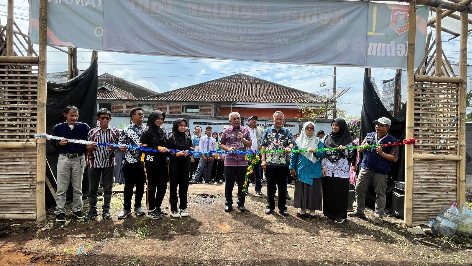 Sekda Wonosobo One Andang Wardoyo bersama jajarannya meresmikan Kebun Belajar Tani milik Dinas Pangan, Pertanian dan Perikanan Kabupaten Wonosobo, Selasa (25/2/2025).