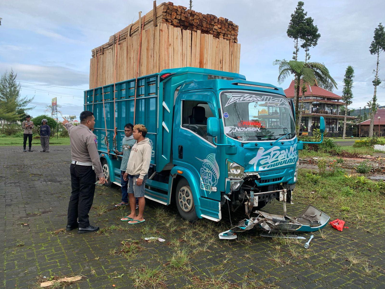 Truk boks yang menabrak premotor di Jalan Wonosobo-Parakan, Rabu (26/2/2025).