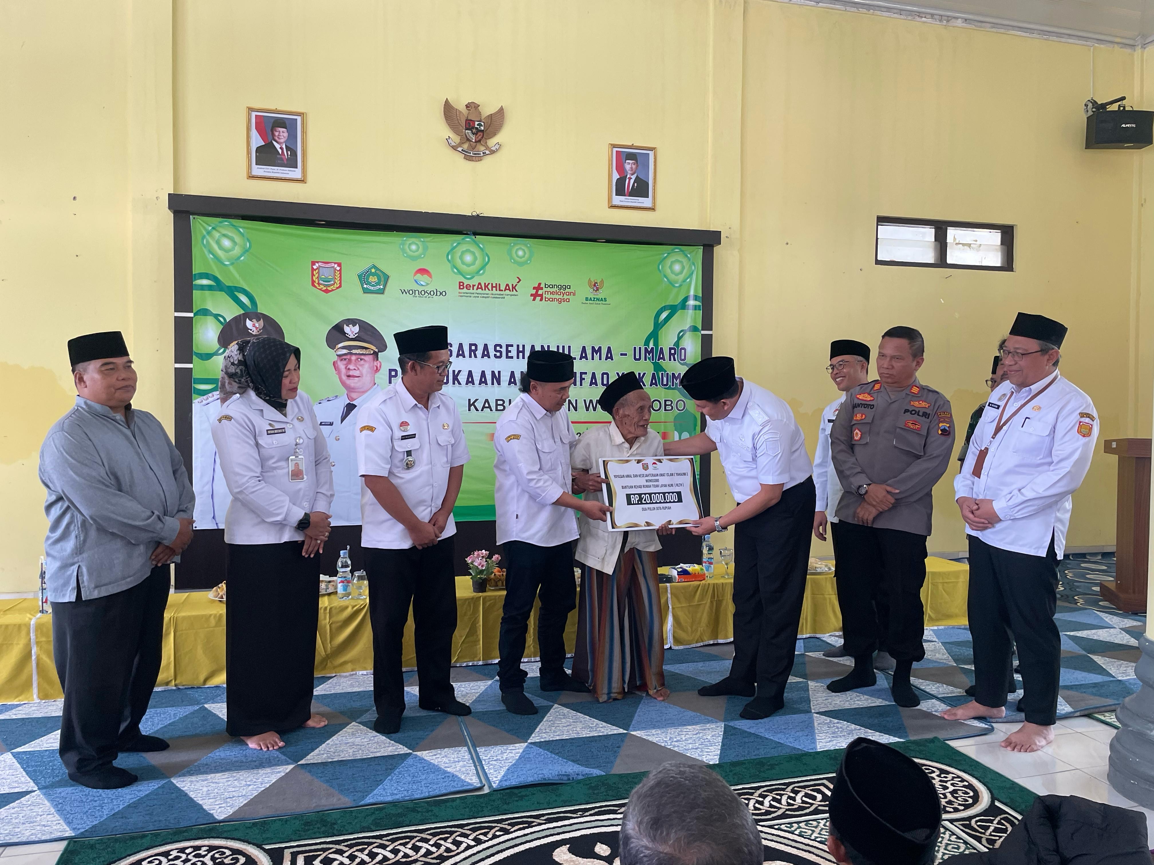 Wabup Amir Husein menyerahkan bantuan rehab rumah saat sarasehan ulama dan umara serta penarikan dana Yakaumi di Kecamatan Mojotengah, Rabu (26/2/2025).