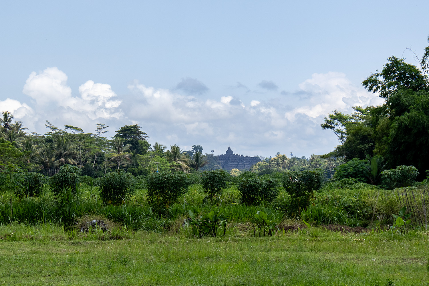 Puncak Candi Borobudur dapat dilihat dari Balkondes Wanurejo.