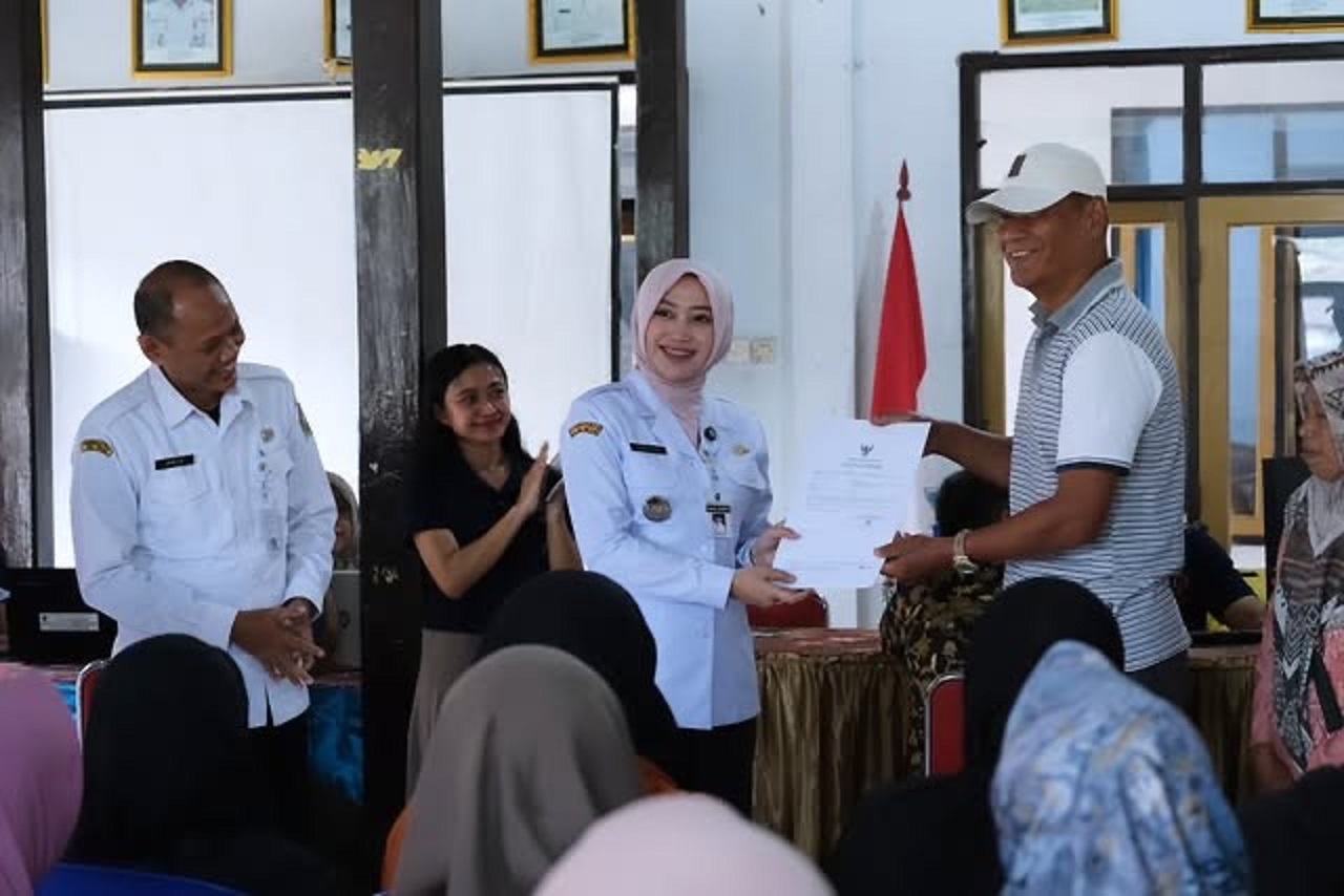 Wabup Temanggung Nadia Muna menyerahkan NIB kepada salah satu pengusaha. DPMTSP Temanggung jemput bola ke kecamatan untuk pembuatan NIB.