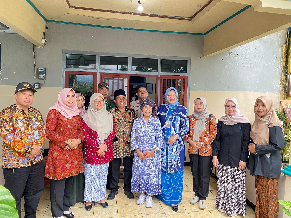 Peluncuran program Desa Damai Berkelanjutan di Desa Buntu Kecamatan Kejajar, Wonosobo, Kamis (27/2/2025)  dihadiri Direktur AMAN Indonesia Dwi Rubiyanti Kholifah, Kepala DPPKBPPPA Wonosobo Dyah Retno.
