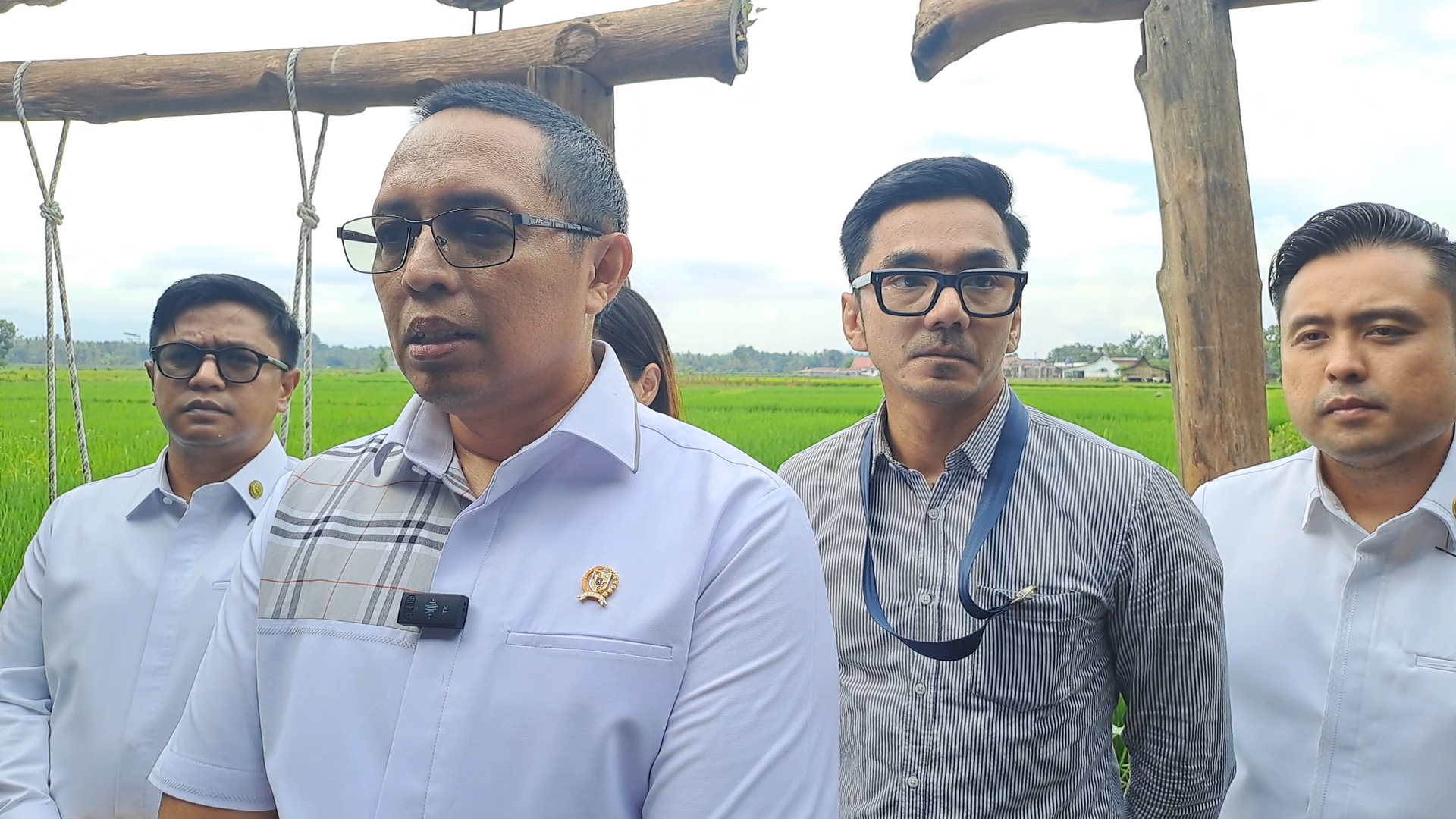 Kepala Komunikasi Kepresidenan Republik Indonesia, Hasan Nasbi tegaskan pemerintah dukung langkah penegakan hukum dugaan korupsi tata kelola minyak mentah.