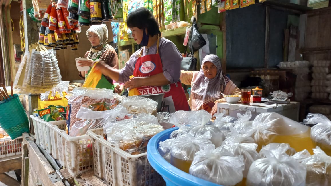 Pedagang di Pasa Induk Wonosobo tengah menunggu pembeli. Sejumlah komoditas pangan harganya naik.