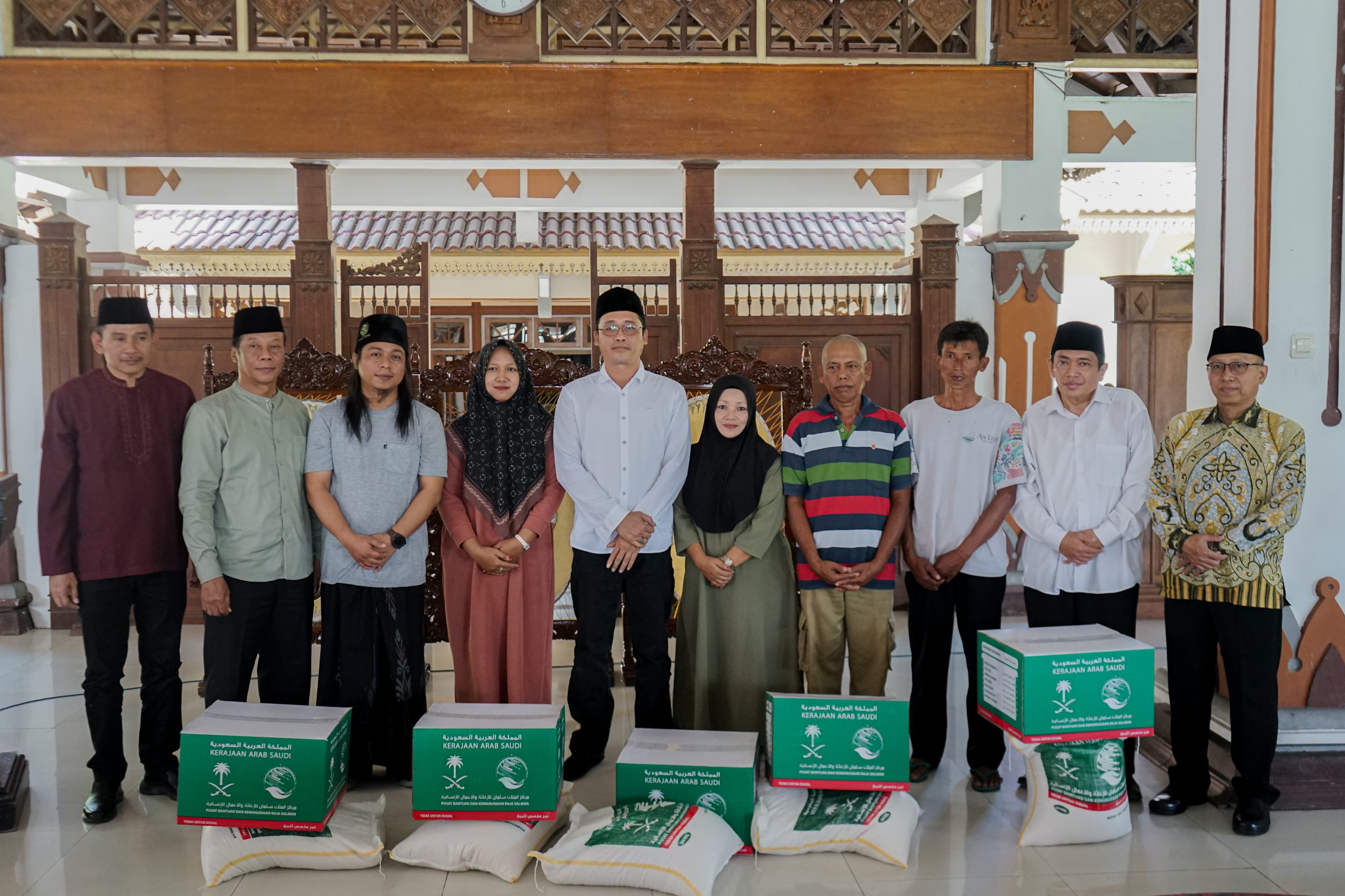 Bupati Magelang Grengseng Pamuji, Wakil Bupati Sahid, Ketua DPRD Kabupaten Magelang Sakir dan Sekda Adi Waryanto bersama perwakilan penerima bantuan sembako dari King Salman.