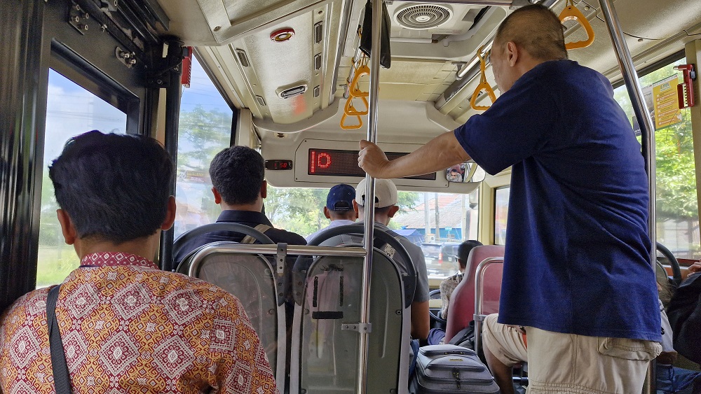 Bus Trans Jateng Koridor Borobudur-Kutoarjo memiliki desain kursi penumpang menghadap ke depan sopir.