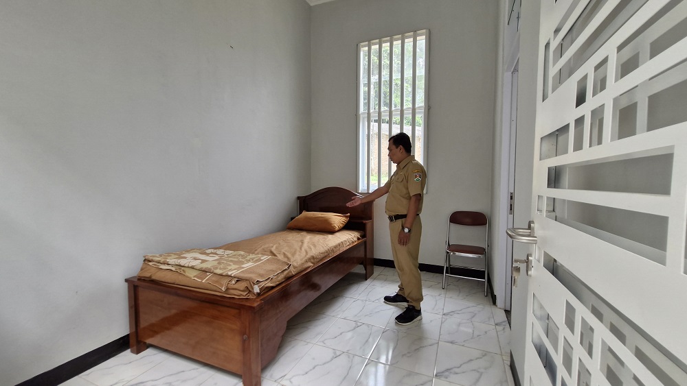 Penyuluh Sosial Ahli Madya Dinas Sosial Kota Magelang Dwi Ambar Pratikno menunjukkan fasilitas kamar isolasi putra yang berada di Rumah Singgah Kota Magelang