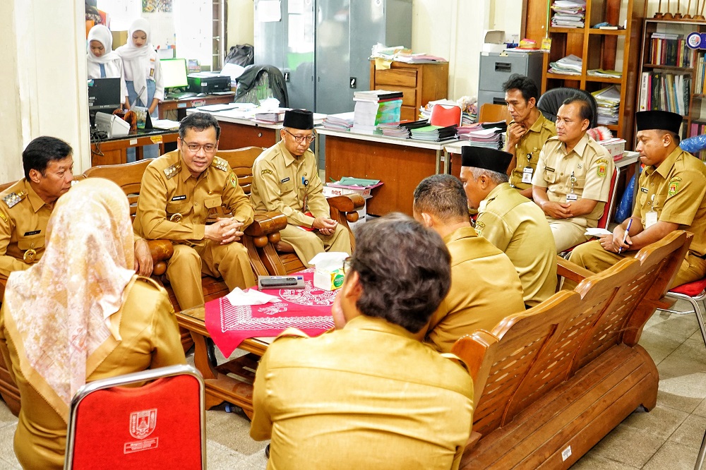 Bupati Magelang Grengseng Pamuji bersama Wakil Bupati Sahid melakukan sidak di kantor OPD di lingkungan Setda Kabupaten Magelang, Senin (3/3/2025).