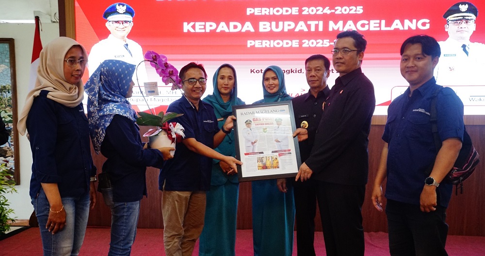 Pemimpin Redaksi Jawa Pos Radar Magelang Arif Riyanto memberikan ucapan selamat kepada Bupati dan Wakil Bupati Magelang Grengseng Pamuji dan Sahid dengan menyerahkan edisi khusus Magelang Anyar Gress.