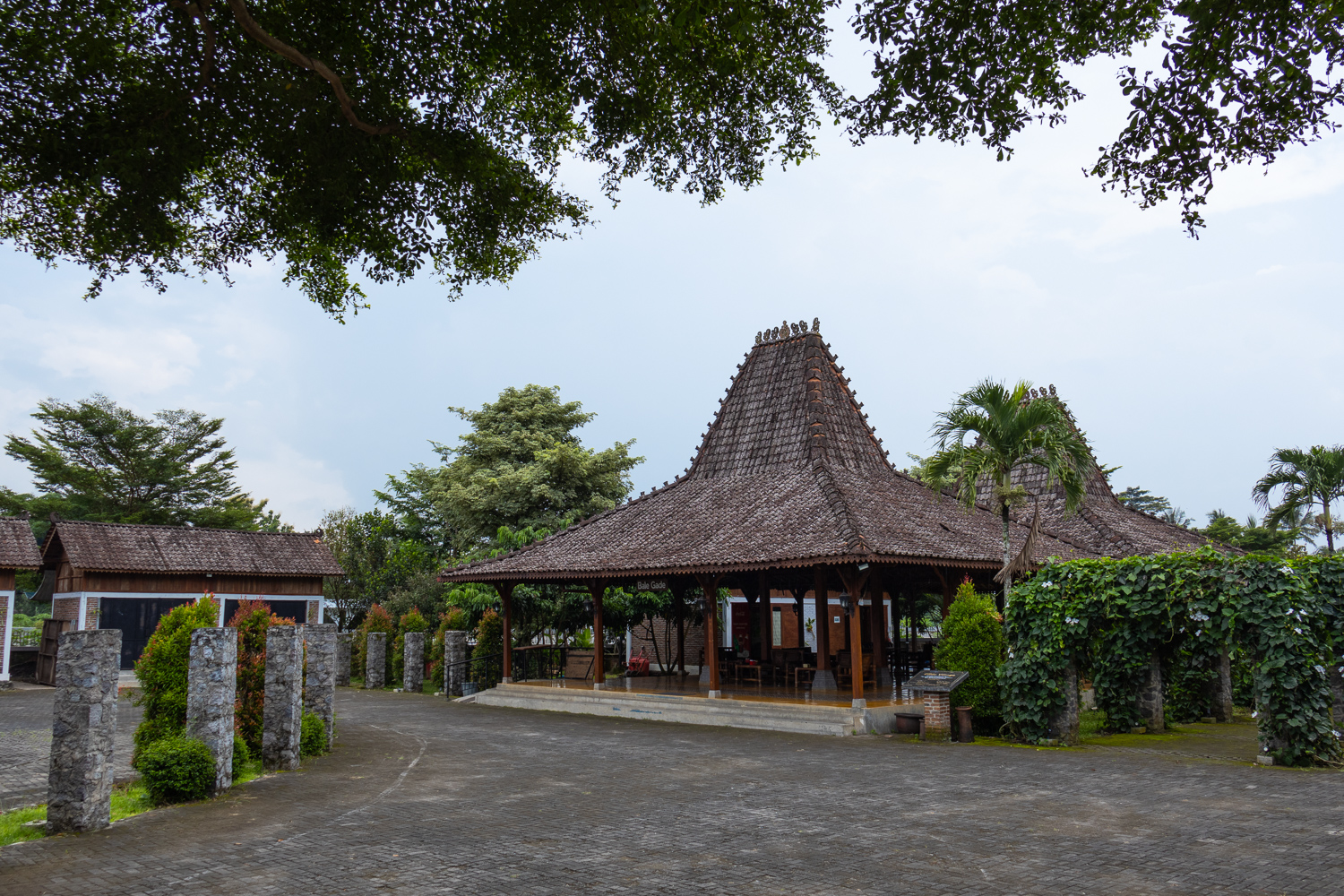 Balkondes Ngargogondo tampak depan.