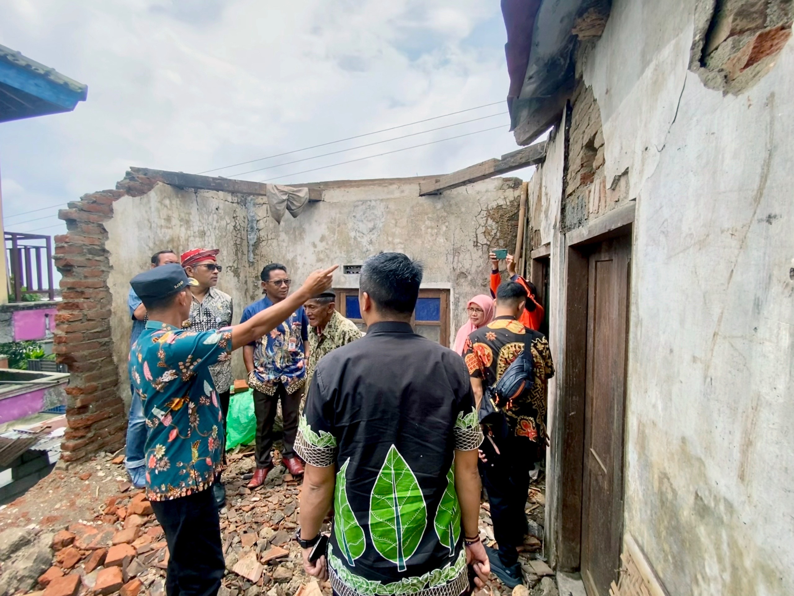 Bupati Temanggung Agus Setyawan mengunjungi korban bencana di Dusun Tempuran, Desa Losari, Kecamatan Tlogomulyo, Selasa (4/3/2025).