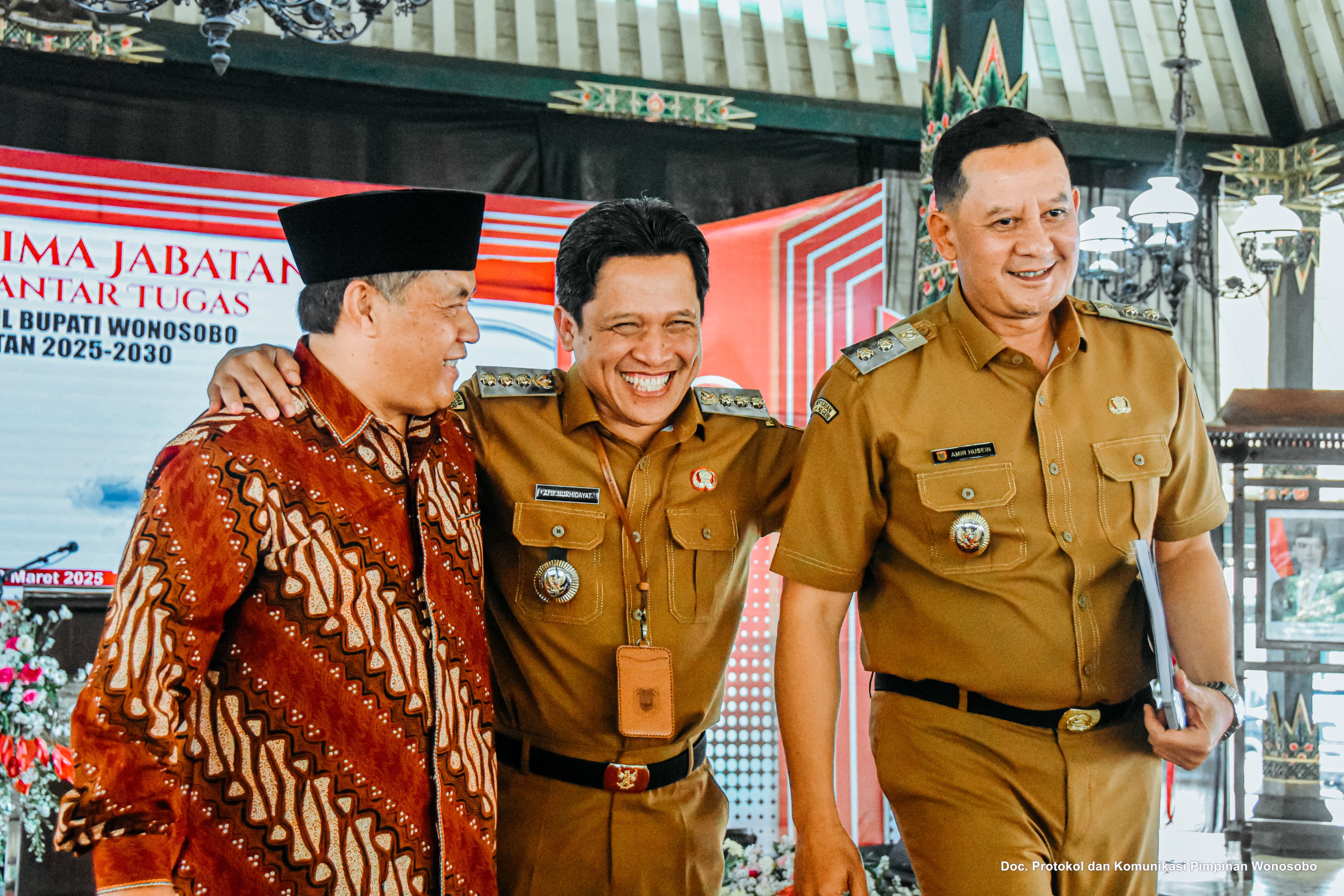 Bupati Wonosobo Afif Nurhidayat bersama Wakil Bupati Amir Husein dan Muhammad Albar wakil bupati periode sebelumnya, di Pendopo Bupati, Senin (3/3/2025).