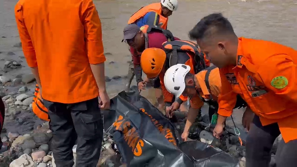 Evakuasi jenazah Robert S, 9, yang hanyut saat berenang di Sungai Progo, Magelang.