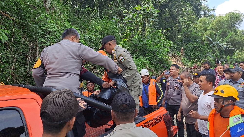 Jenazah Robert S, 9, berhasil ditemukan 3 km dari lokasi hanyut saat berenang di Sungai Progo, Magelang.