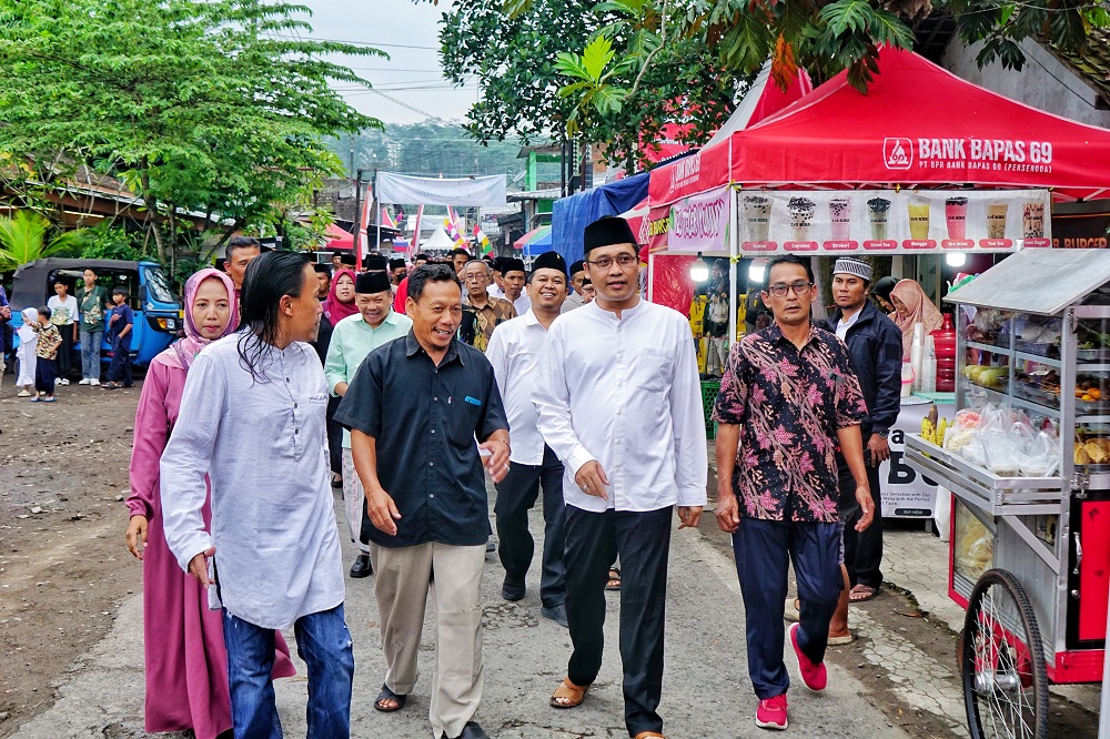 Bupati Magelang Grengseng Pamuji saat meninjau stan UMKM di Kampung Ramadan di Kampung Krajan II, Kelurahan Secang, Kecamatan Secang, Kabupaten Magelang.