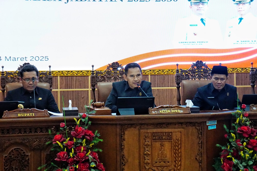 Ketua DPRD Kabupaten Magelang Sakir (tengah) memimpin rapat paripurna penyampaian pidato perdana Bupati Magelang Grengseng Pamuji (kiri).
