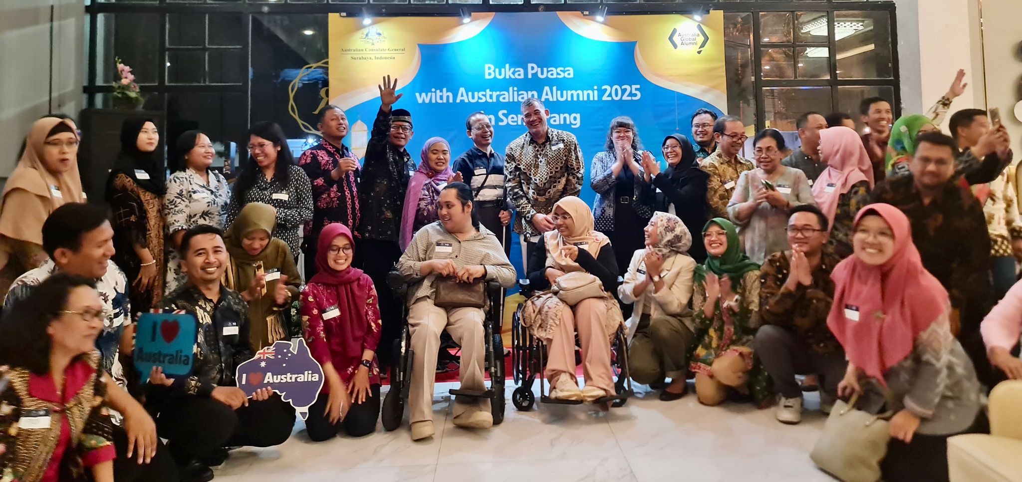 60 alumni Australia mengikuti acara buka puasa bersama di Rosti Cafe Semarang yang digelar Konsulat Jenderal Australia di Surabaya.